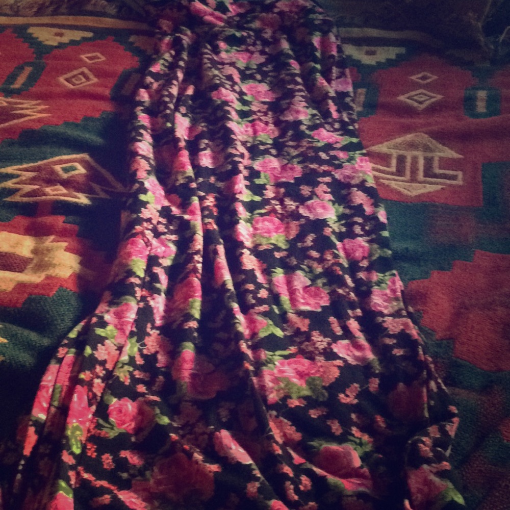 Floral skirt with slit